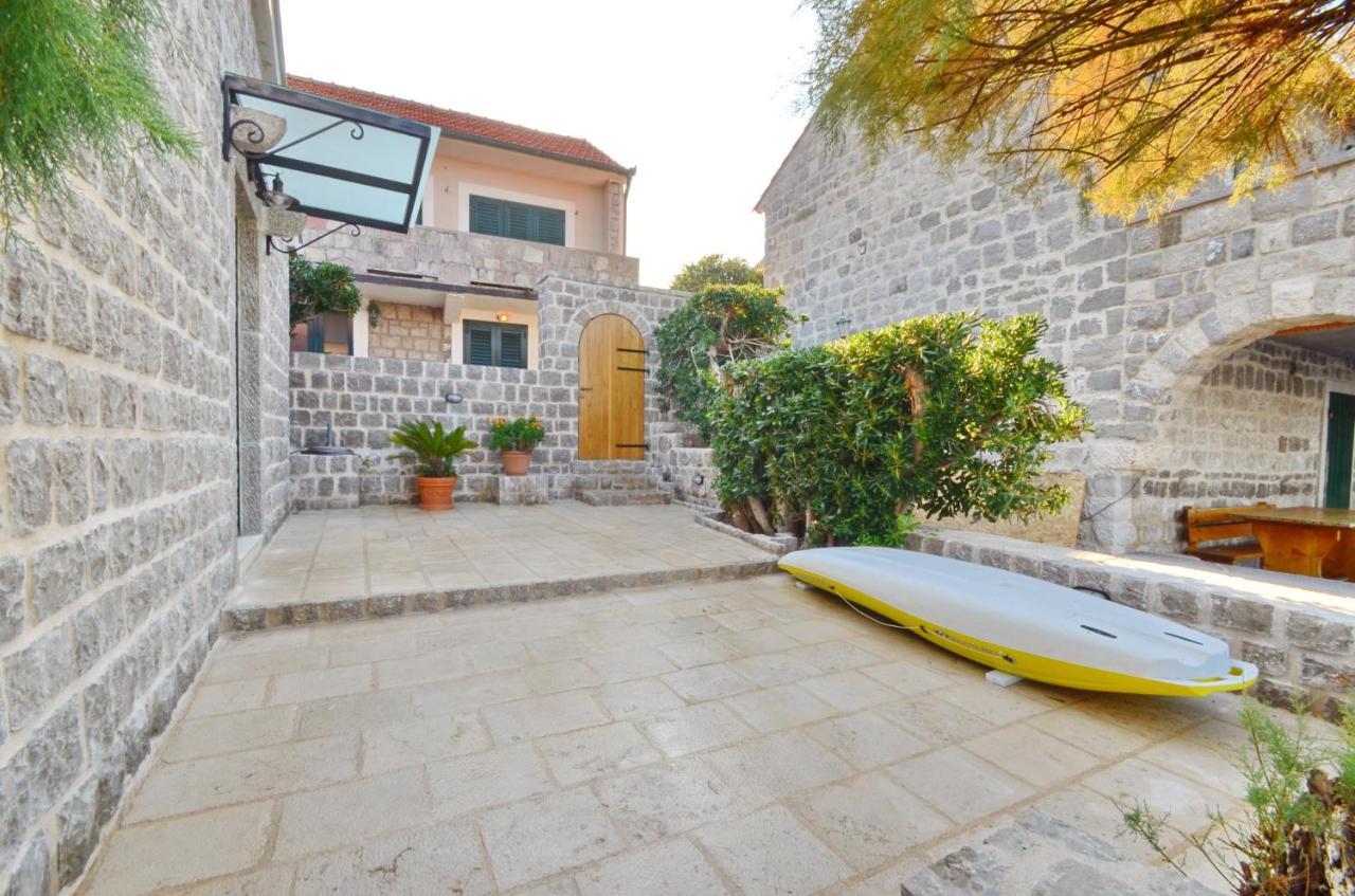 Leut Stone Residence Tivat Extérieur photo
