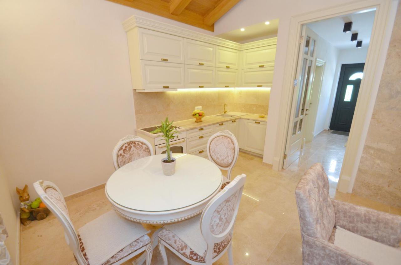 Leut Stone Residence Tivat Extérieur photo