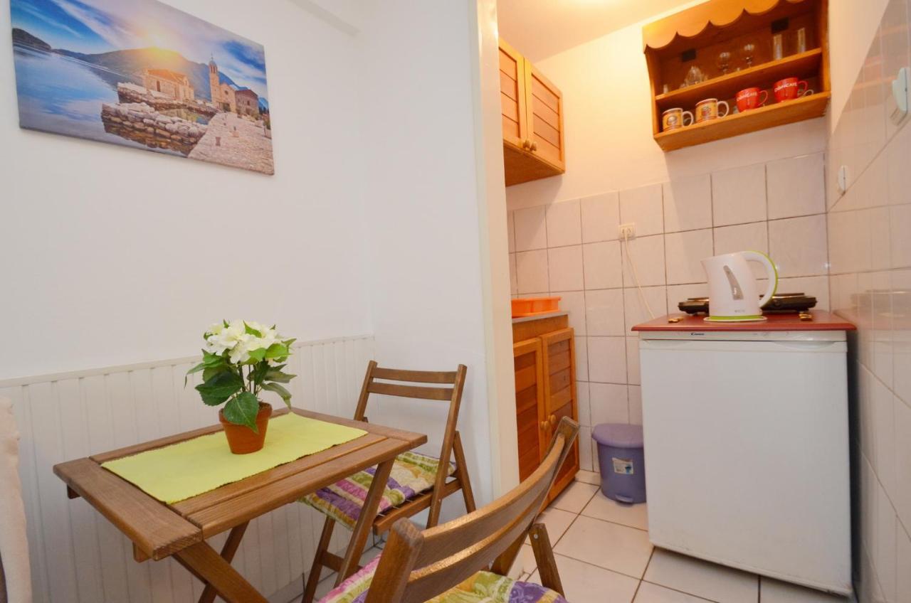 Leut Stone Residence Tivat Extérieur photo