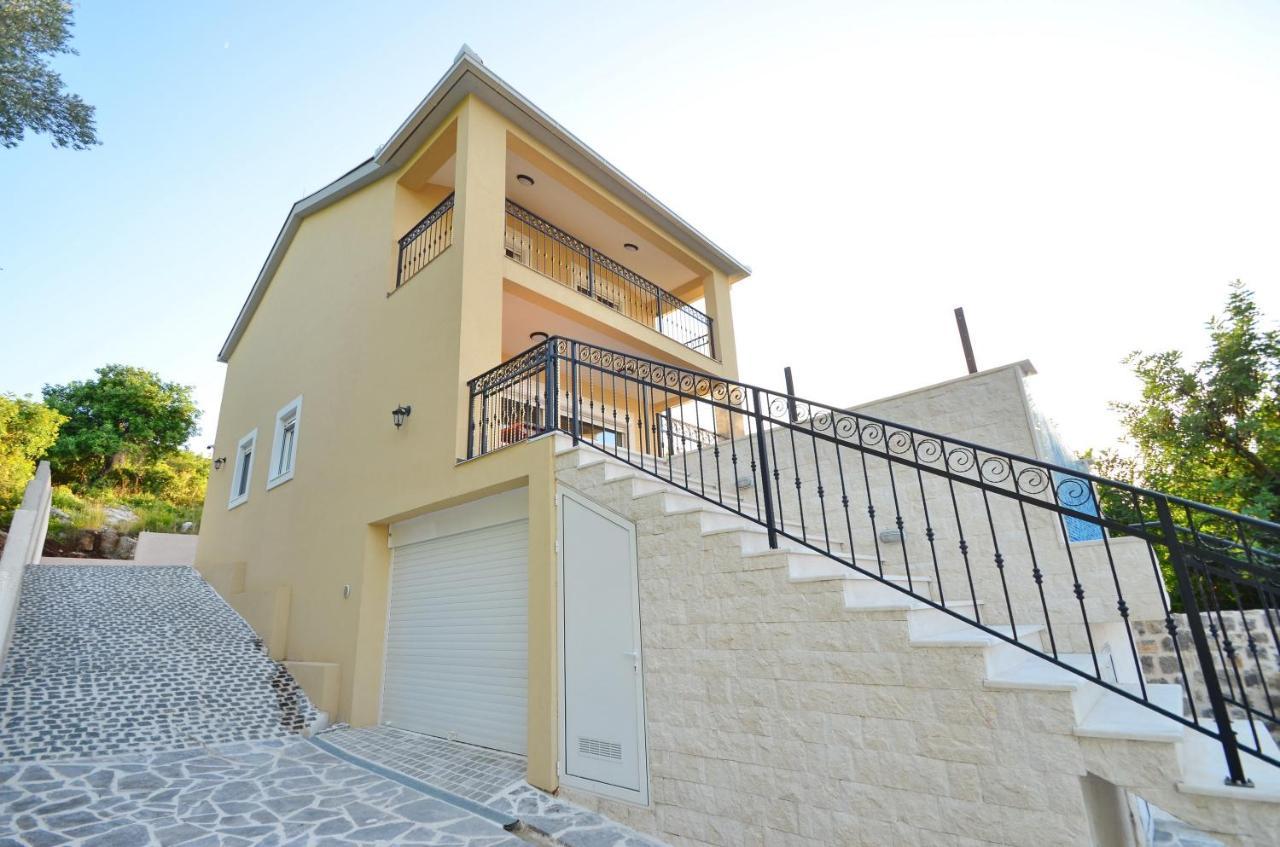 Leut Stone Residence Tivat Extérieur photo